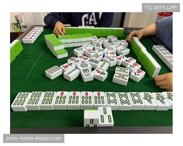 [战队名]赛前放松视频：他们居然在休息室里打起了麻将？这心态也太稳了😂